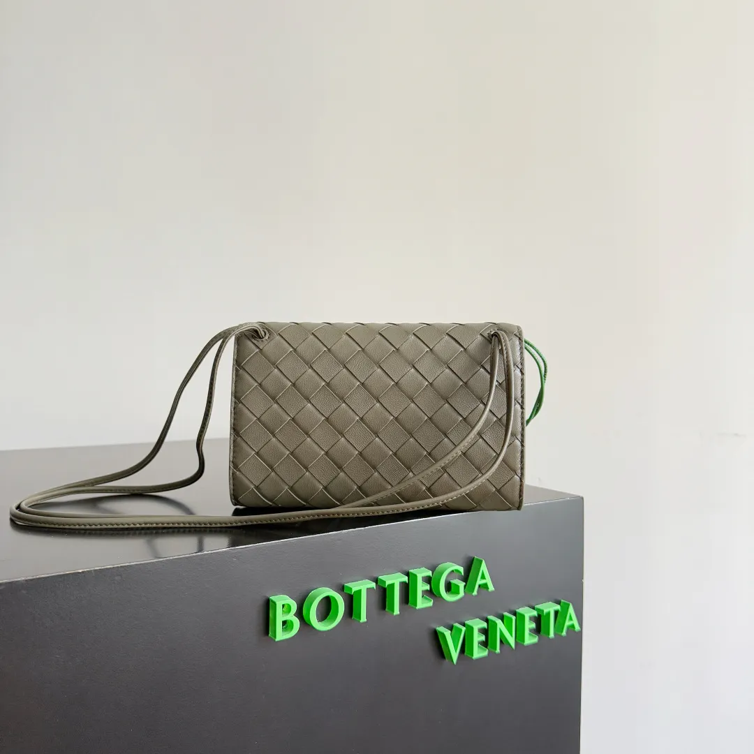 Batch 1560 Bottega Veneta2025 new product Daisy Andiamo bag, classic woven crossbody bag, thin shoulder strap is more casual, especially the small pendant design this time, daisy + green leaves + small gold chain, add a playful and smart look to the tough leather🌼Metallic button and knot closure, simple but not simple, elegant texture, elegant weaving attitude. You can also decide how to carry the bag according to your outfit and occasion. It can be used as a clutch bag, shoulder bag, or crossbody bag. It has a high usage rate. 😊Pair it with a simple skirt to instantly become relaxed and fashionable. Pair it with a smart suit to neutralize the formal feeling. It can be used for commuting and dating! Style number: 838870 (836940) Size: 19*12.6*2cm